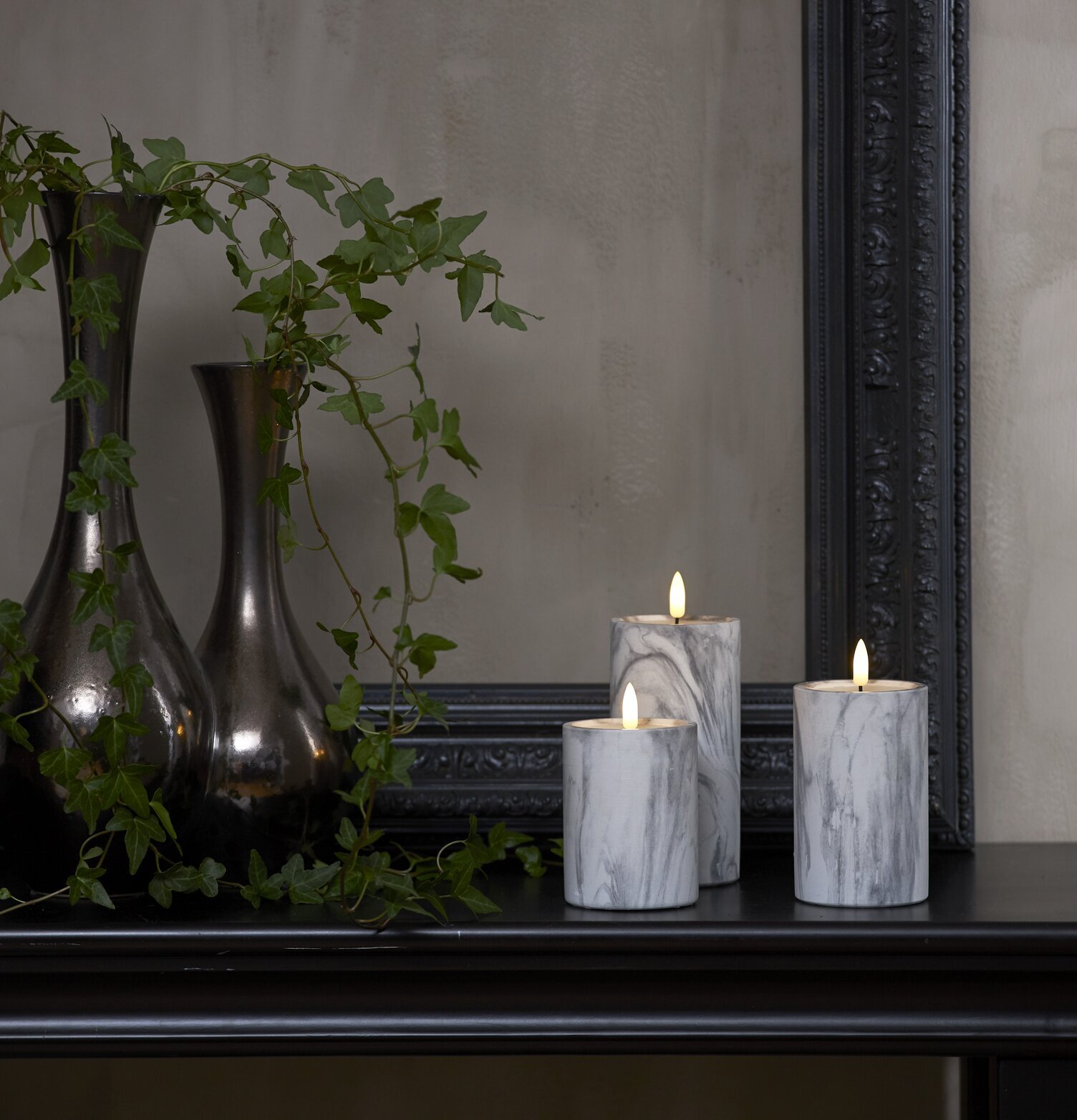 LED Blockljus Flamme Marble M från Star Trading på marmorbänk