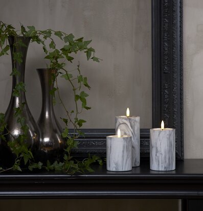 Foto av LED-blockljus i marmordesign och elegant miljö