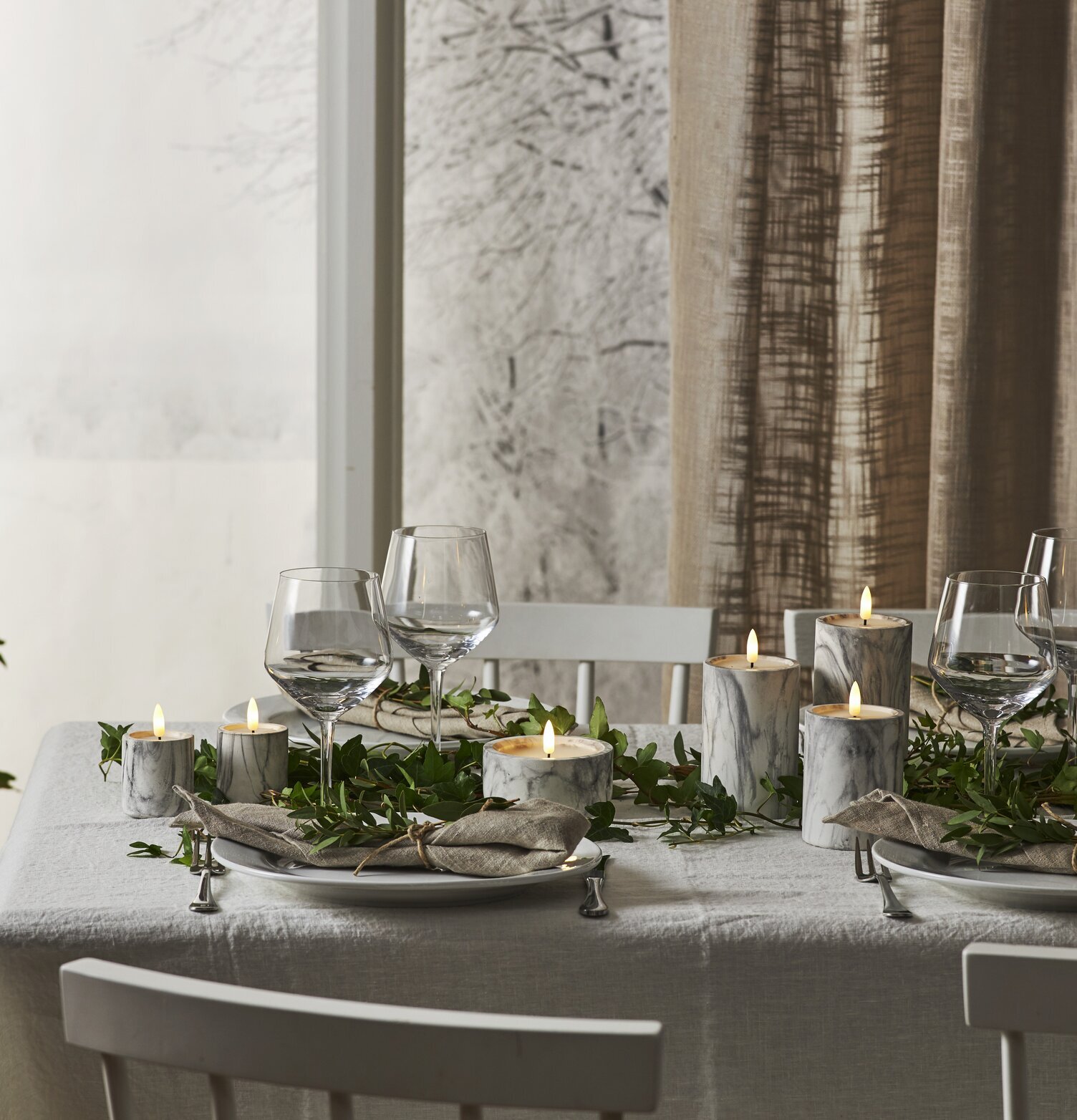 Bild av elegant middagsbord med LED-ljus och växter