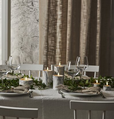 Bild av stilfullt dukad matplats med LED-ljus
