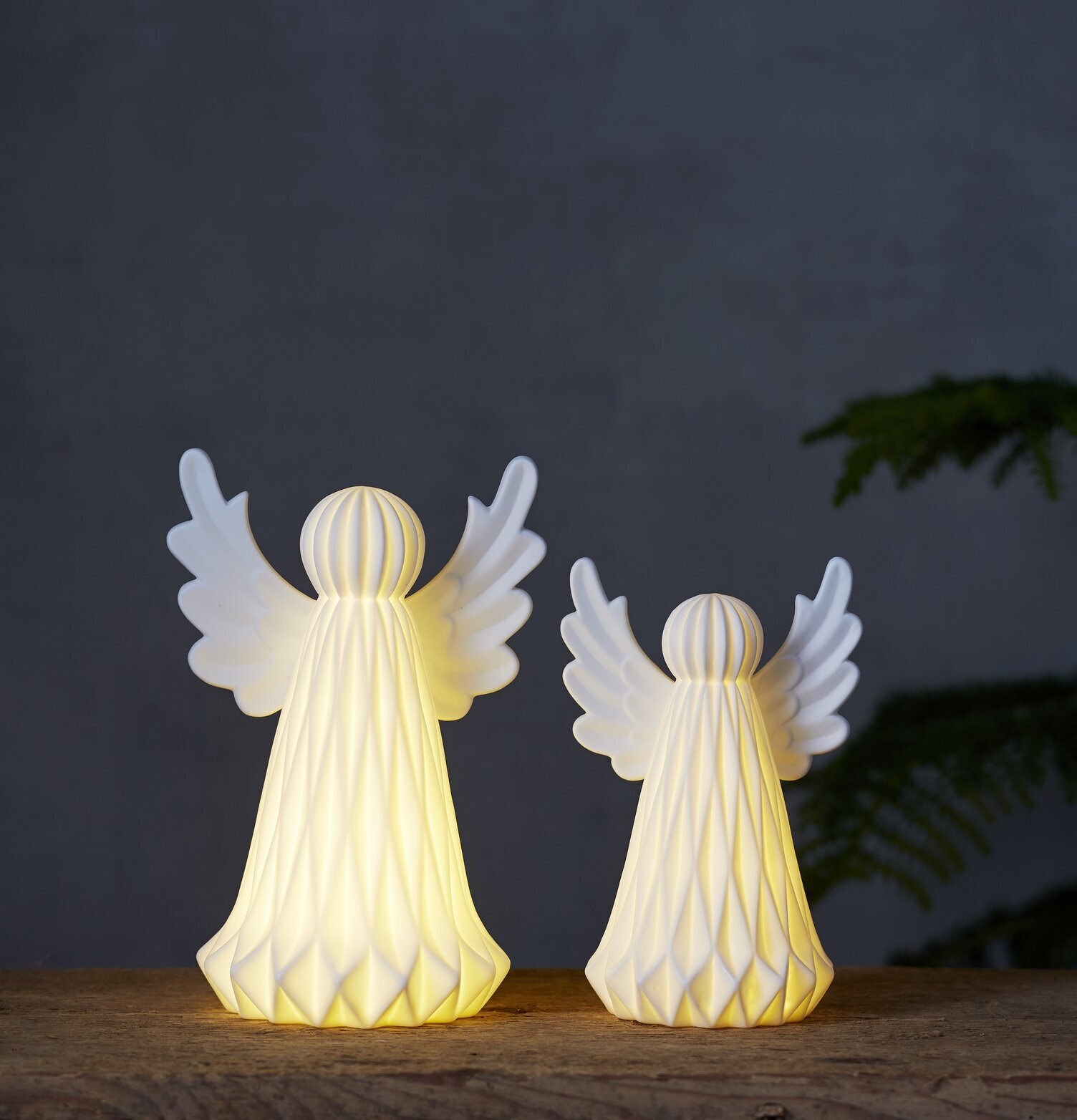 Bild av två ängellyktor som skapar varm atmosfär