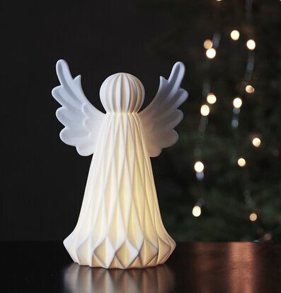 Bild av stämningsfull ängeldekor med varm belysning