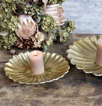 Bild av harmonisk inredning med ljus och mässingsfat