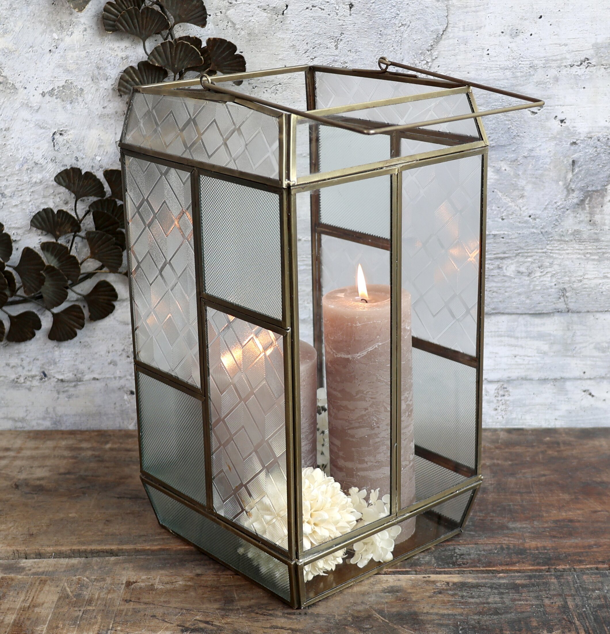 Lanterna Frostat Glas Mässing från Chic Antique på rustik yta