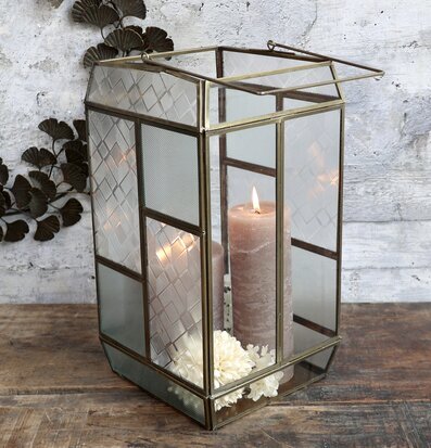 Bild av elegant ljuslykta i frostat glas och mässing