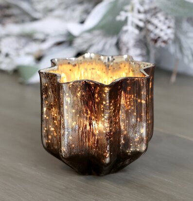 Ljuslykta Antique Mocca från Chic Antique på träyta med granris