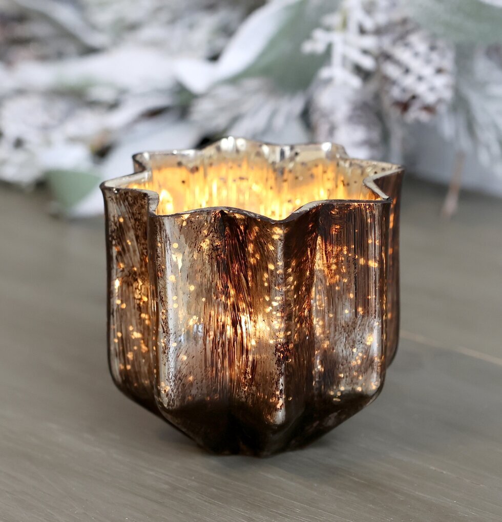 Ljuslykta Antique Mocca från Chic Antique på träyta med granris