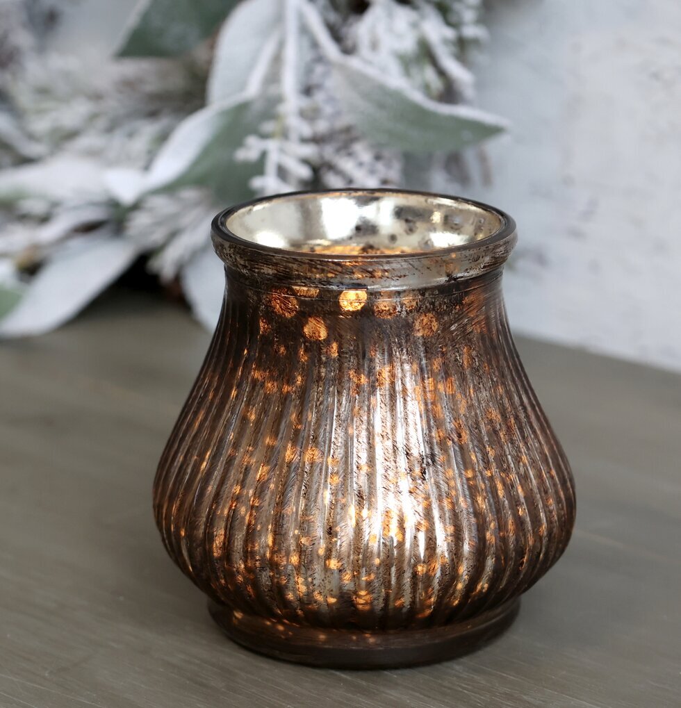 Ljuslykta Antique Mocca från Chic Antique med vintrig bakgrund