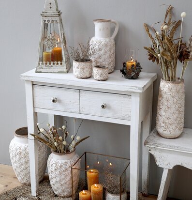 Foto av rustik inredning med ljusstakar och lyktor