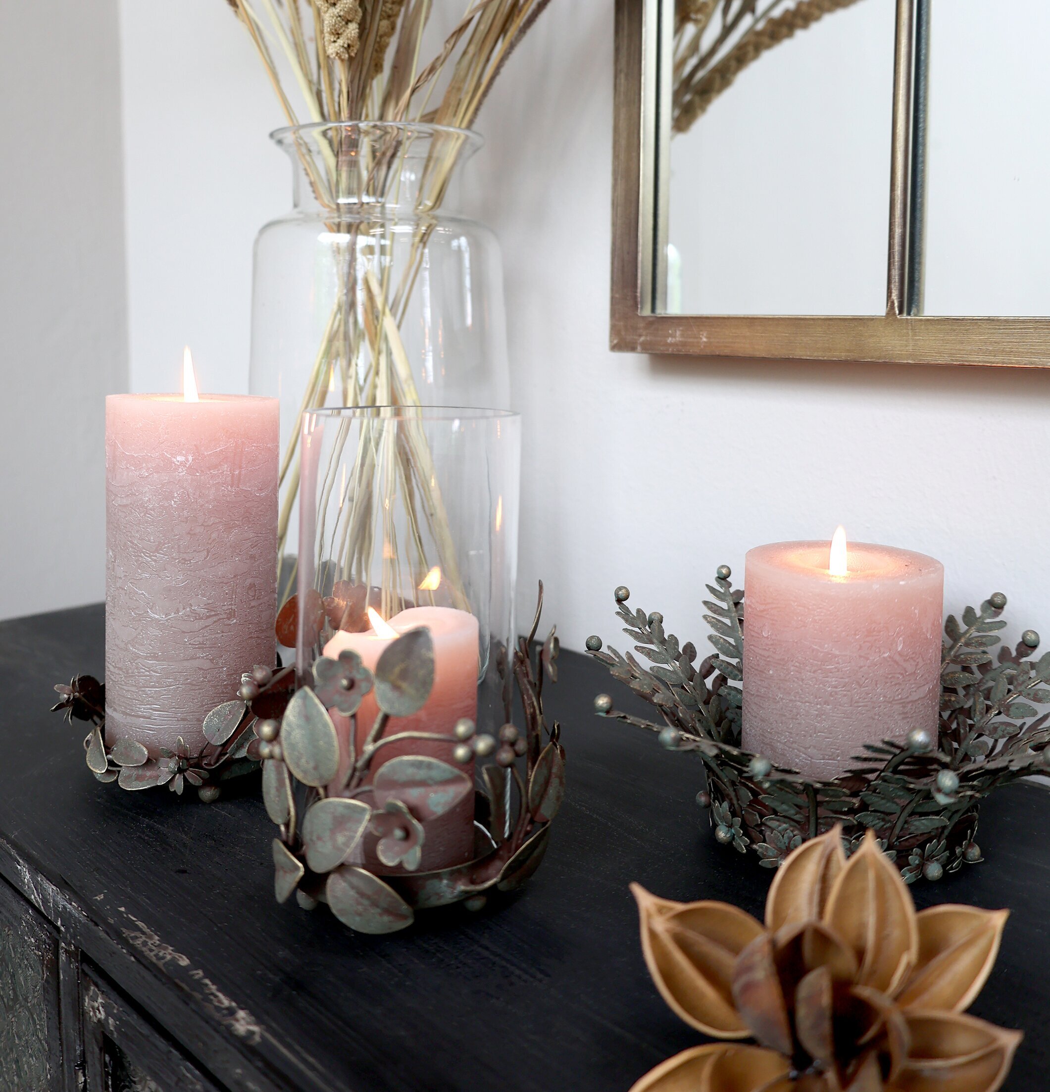 Ljusfat Med Bladdekor från Chic Antique på mörkt träbord