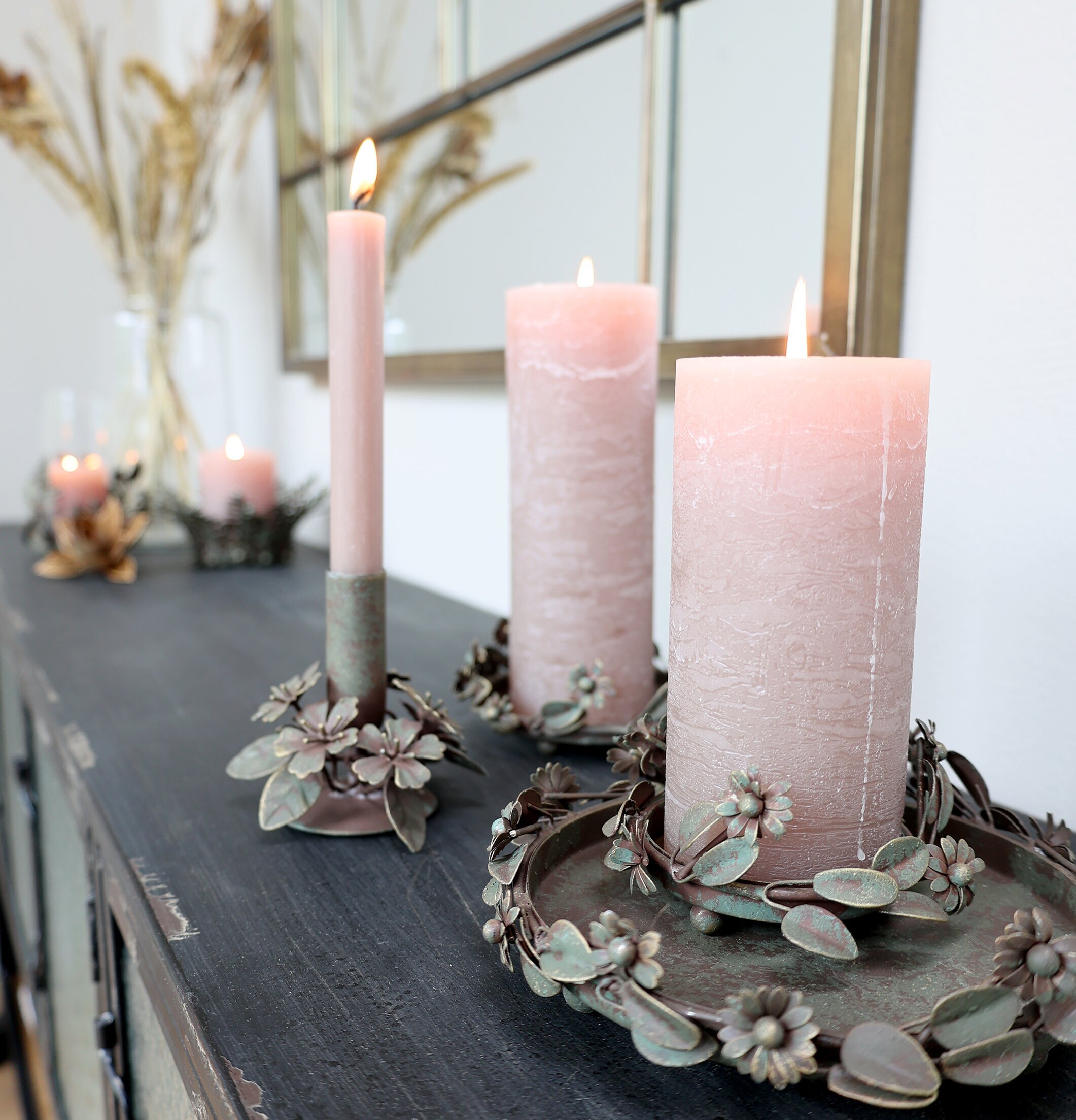 Bild av dekorativa ljusstakar med blommotiv och ljus