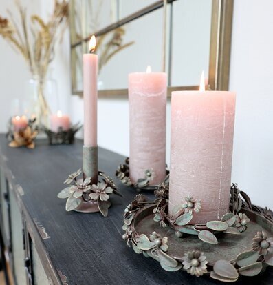 Bild av dekorativa ljusstakar med blommotiv och ljus