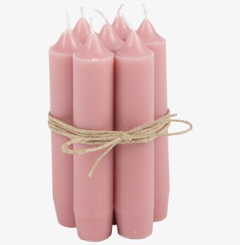 Bild av sju rosa stearinljus med rustikt jutesnöre