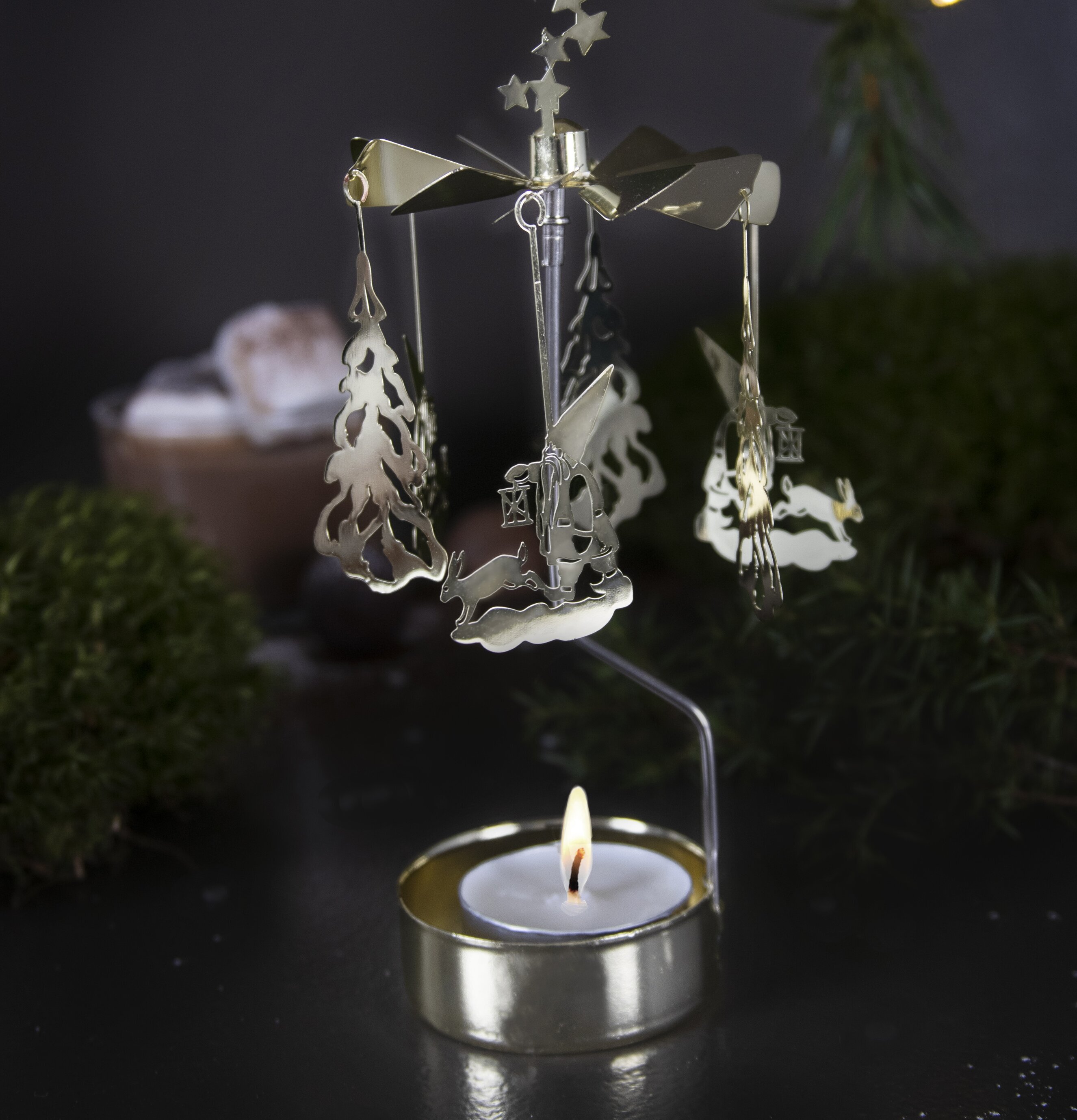 Bild av elegant ljuslykta med vintrigt motiv i guld