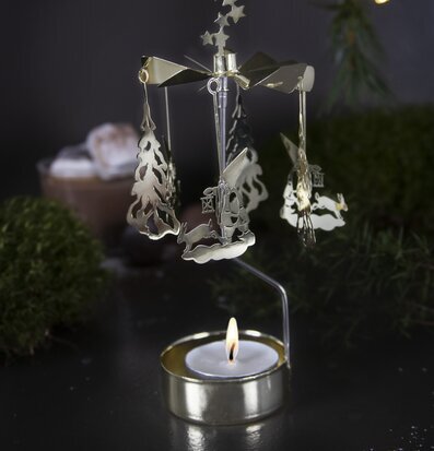 Bild av elegant ljuslykta med vintrigt motiv i guld