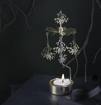 Foto av elegant borddekoration med änglaspel