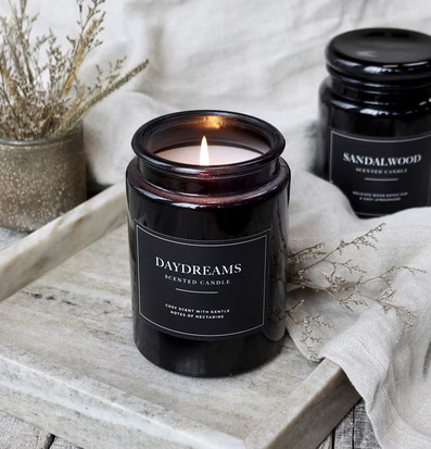 Bild av doftljusarrangemang i harmonisk miljö