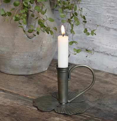 Bild av antik mässingsljusstake med rustik charm