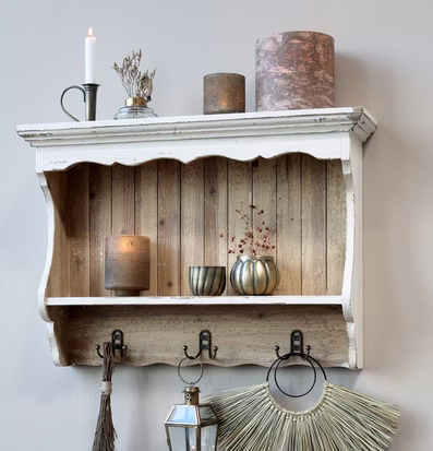 Bild av smakfullt arrangerad hylla i hemtrevlig miljö