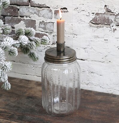 Bild av ljusstake i glas och mässing med rustik charm