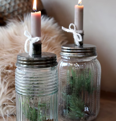 Bild av ljusstakar med glas och mässing i hemtrevlig miljö