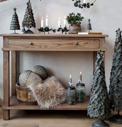 Bild av stämningsfullt vinterarrangemang med ljuslyktor