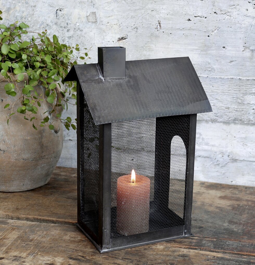 Ljuslykta Hus #3 från Chic Antique på rustikt träbord