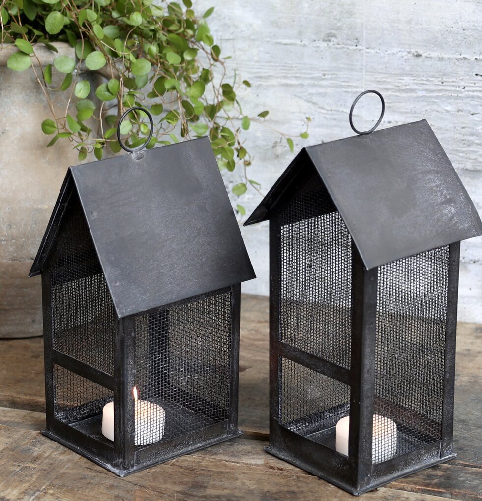 Ljuslykta Hus #1 (Vänster) från Chic Antique på träbord