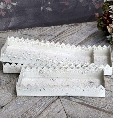 Bild av dekorativa fat med antikvit design och patina