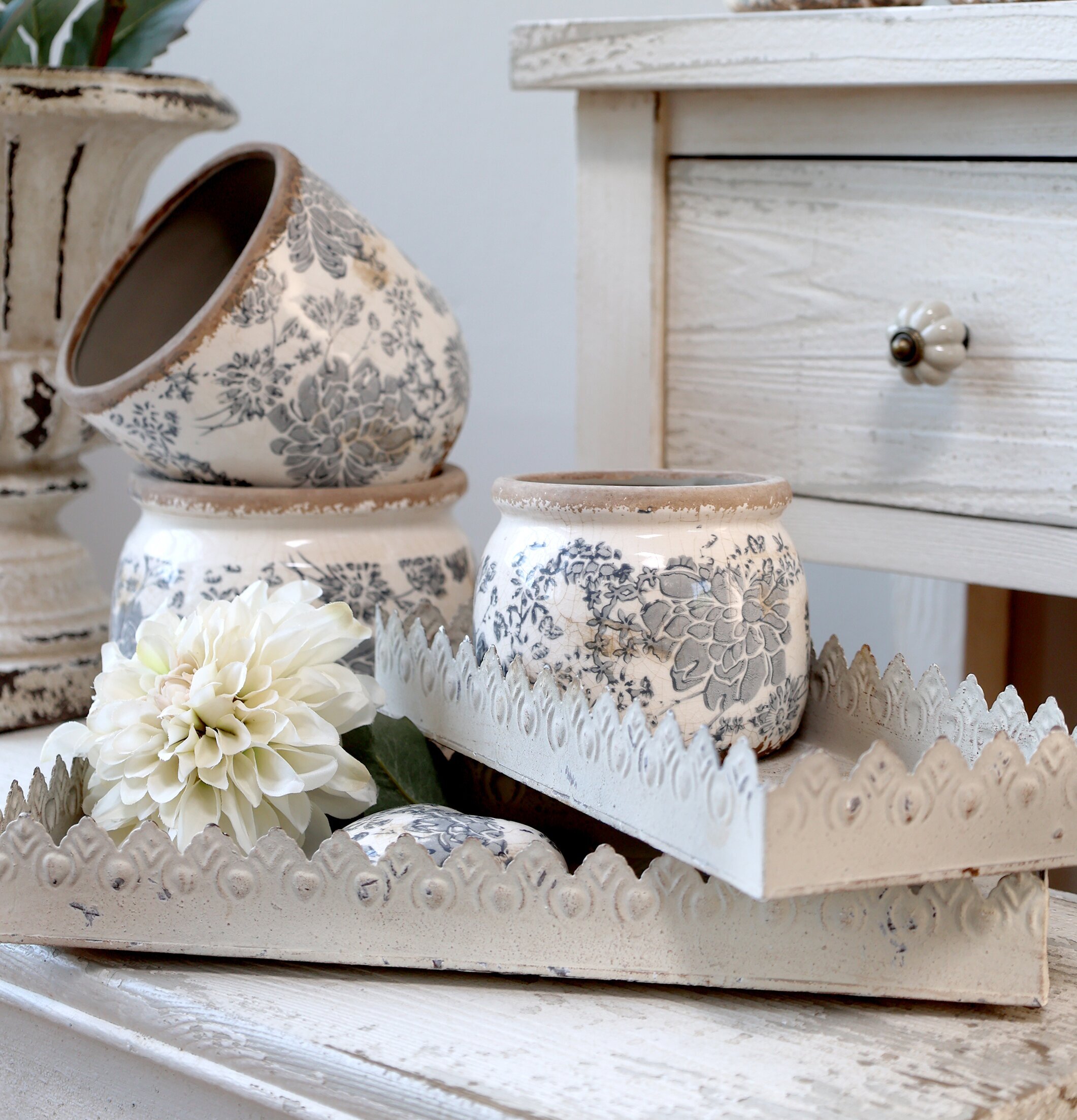 Bild av vintage stilleben med brickor och ljuslyktor