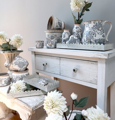 Bild av elegant arrangerad miljö med blommotiv