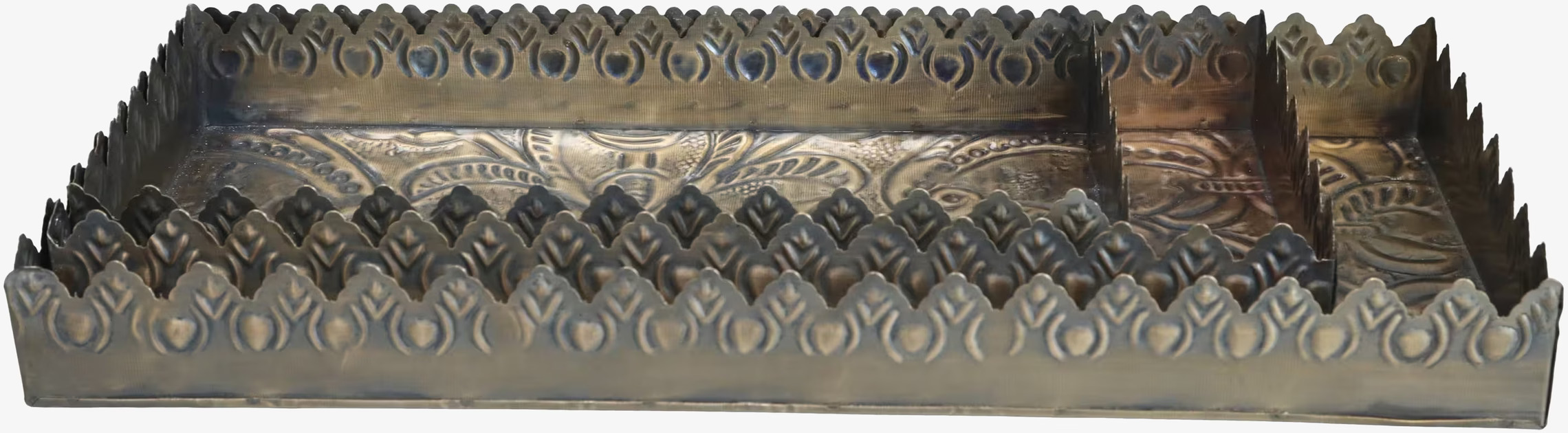 Bild av tre antika mässingsljuslyktor med dekorkant