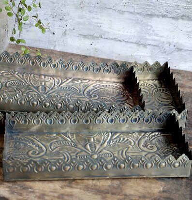 Bild av tre antika mässingsfat med dekorativ design