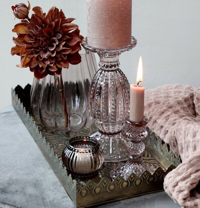 Bild av elegant arrangemang med ljus och mässing