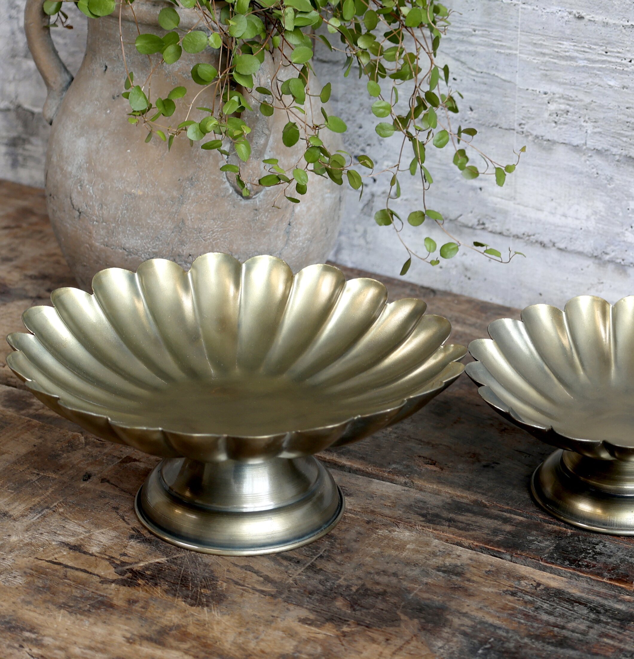 Bild av dekorativa fat i antik mässing och trädetaljer