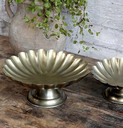 Bild av dekorativa fat i antik mässing och trädetaljer