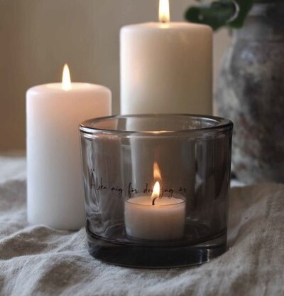 Ljuslykta Älska Mig Smoke från Majas Cottage med varmt ljus