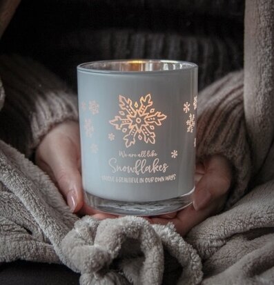 Ljuslykta Snowflake Vit från Majas Cottage hålls av händer