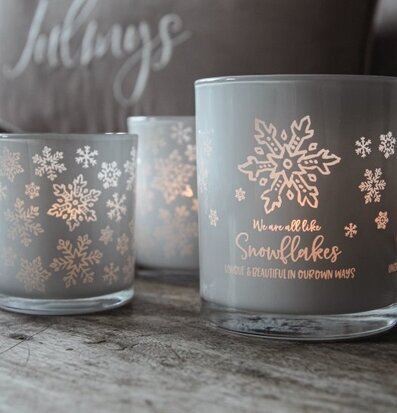 Ljuslykta Snowflake Vit från Majas Cottage på rustikt bord