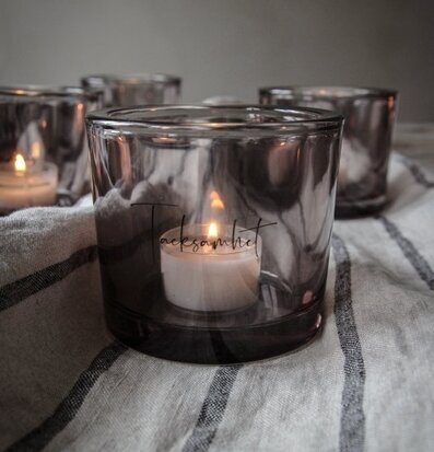 Ljuslykta Tacksamhet Smoke från Majas Cottage på vit duk