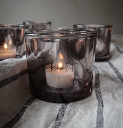 Ljuslykta Tacksamhet Smoke från Majas Cottage på vit duk