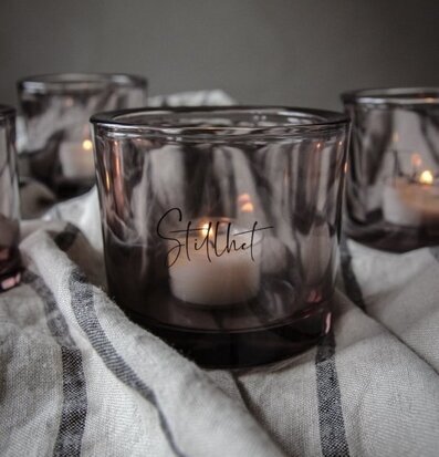 Ljuslykta Stillhet Smoke från Majas Cottage på textilier