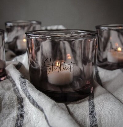 Ljuslykta Stillhet Smoke från Majas Cottage på textilier