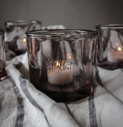 Ljuslykta Stillhet Smoke från Majas Cottage på textilier