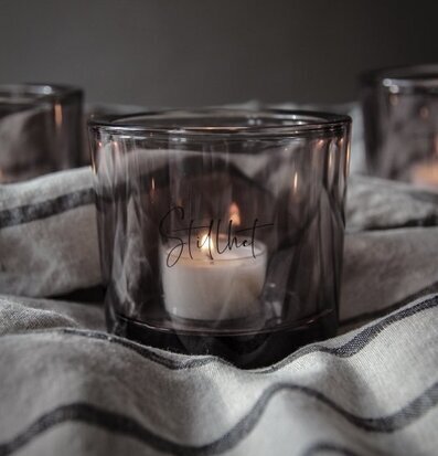 Ljuslykta Stillhet Smoke från Majas Cottage på randig textil