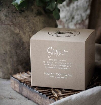 Ljuslykta Stillhet Smoke från Majas Cottage i kartongförpackning