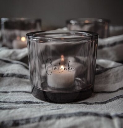 Ljuslykta Omtanke Smoke från Majas Cottage på randig duk