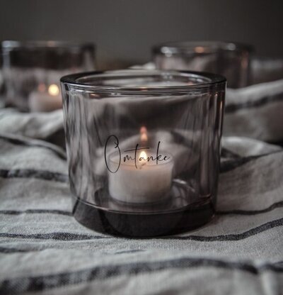 Ljuslykta Omtanke Smoke från Majas Cottage på randig duk