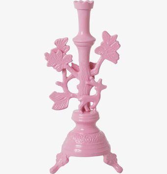 Bild av ljusstake i rosa med naturinspirerad design