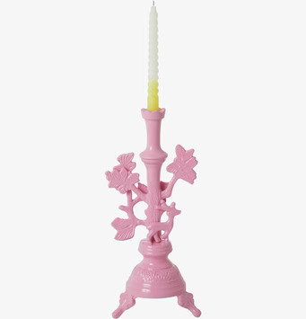 Bild av unik rosa ljusstake med naturinspirerad design